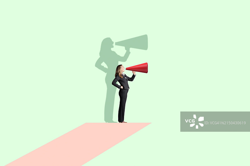 女人用扩音器喊话图片素材