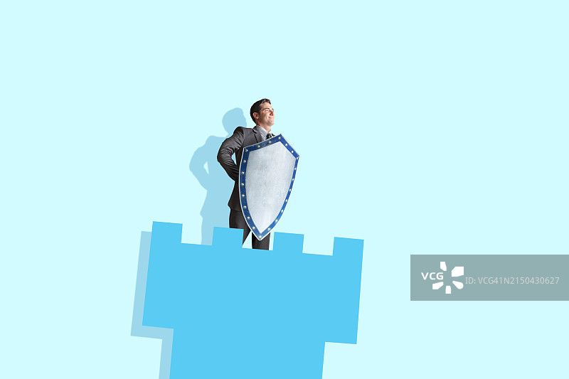 手持盾牌站在城堡塔楼上的男人图片素材