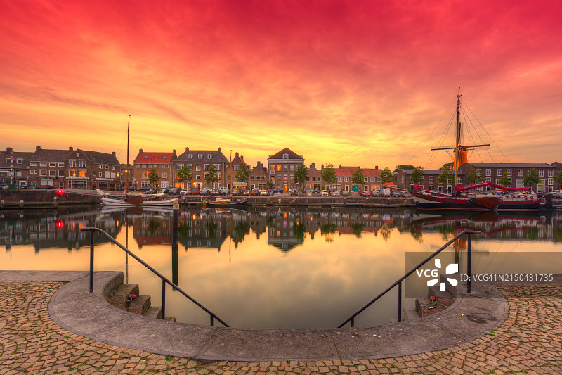 Haringvliet海港Hellevoetsluis的荷兰平底船图片素材