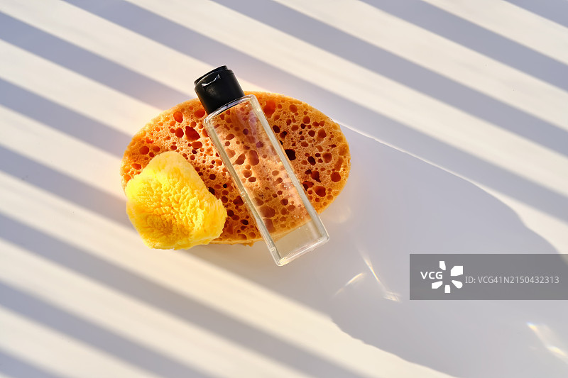 阳光下的洗发水和天然海绵图片素材