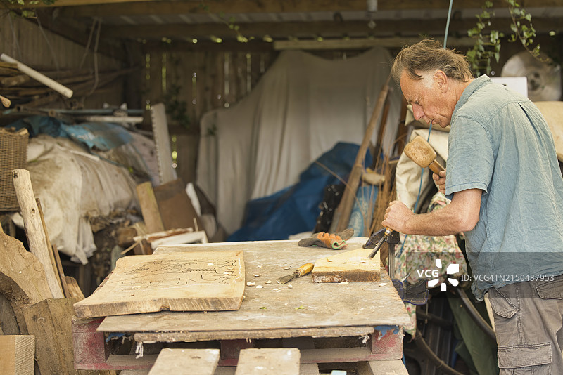 棚屋内工作的木雕工匠图片素材
