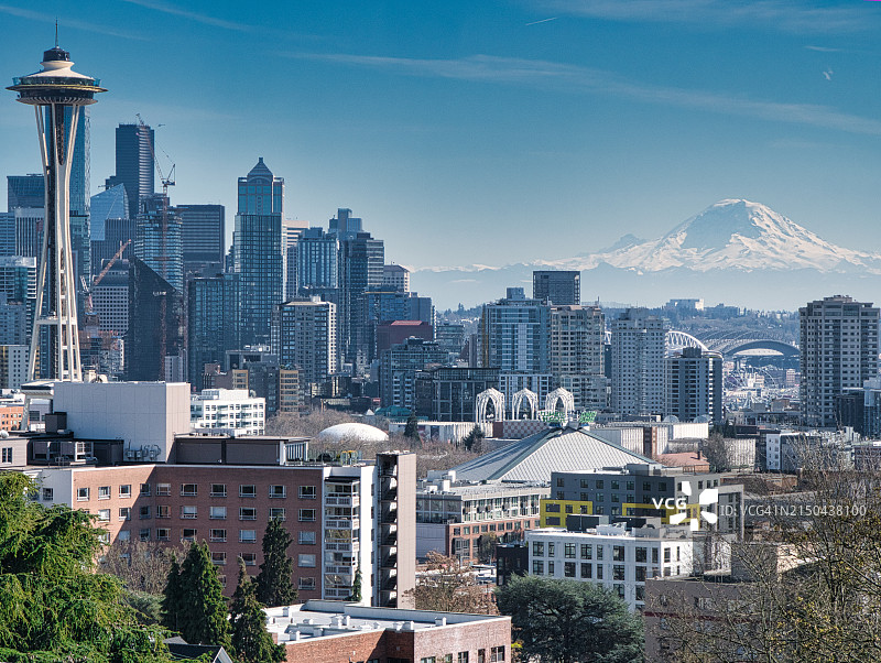 山脉外的城市景观图片素材