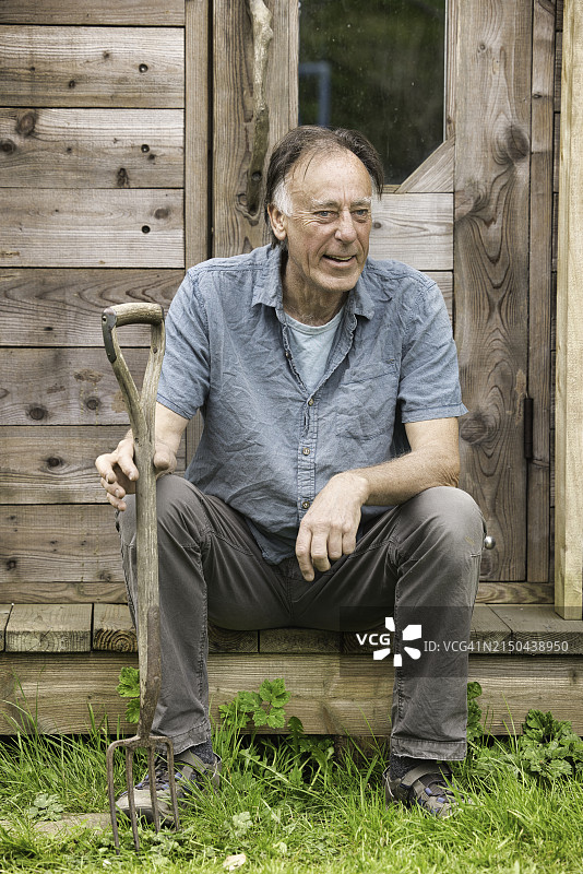 在花园棚屋边的年长男人图片素材