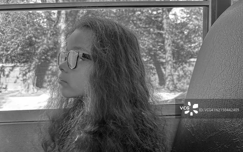 校车上的年轻混血女孩肖像图片素材