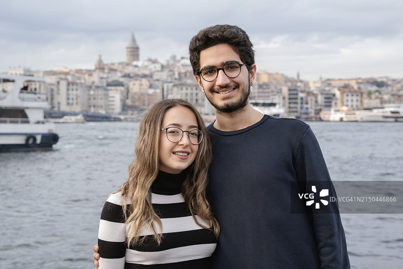 快乐的年轻夫妇在伊斯坦布尔玩耍图片素材