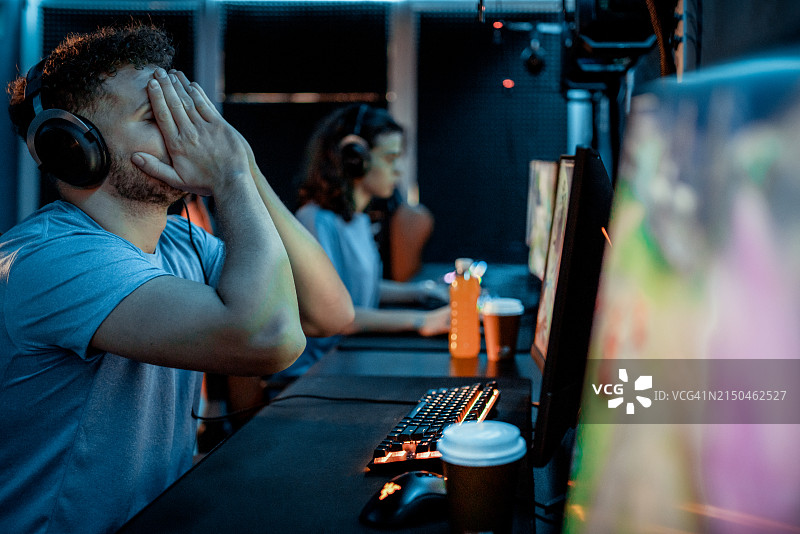 战败后愤怒的电脑游戏玩家图片素材