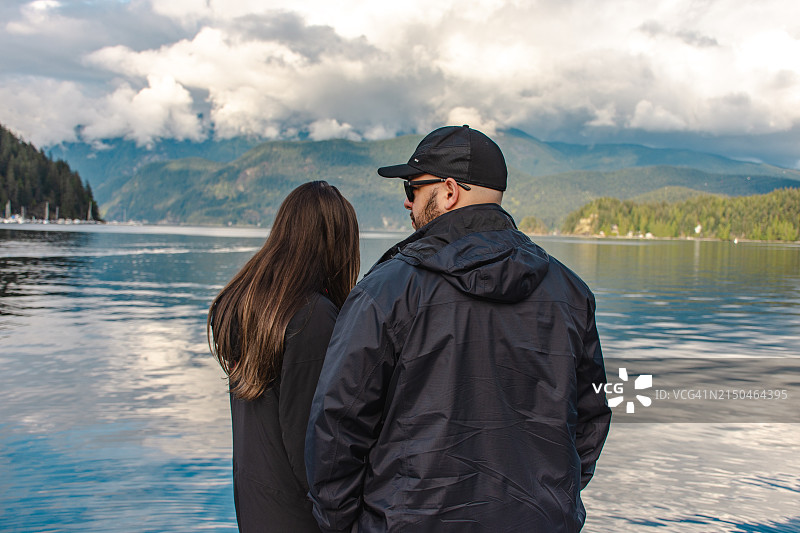 情侣在温哥华深湾水边互动图片素材