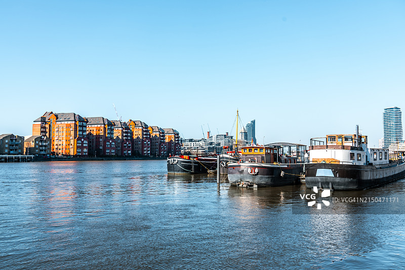 泰晤士河畔的旧船与伦敦切尔西的现代建筑图片素材