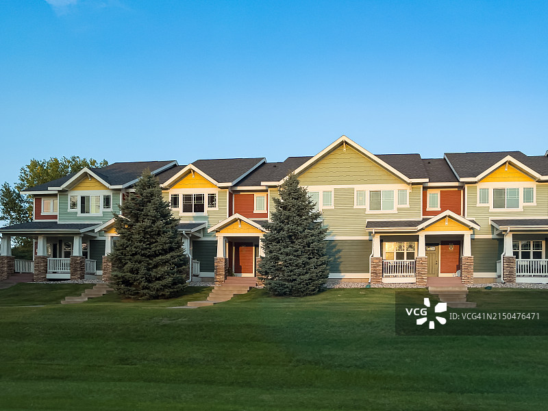 一排怀旧的彩色联排别墅图片素材