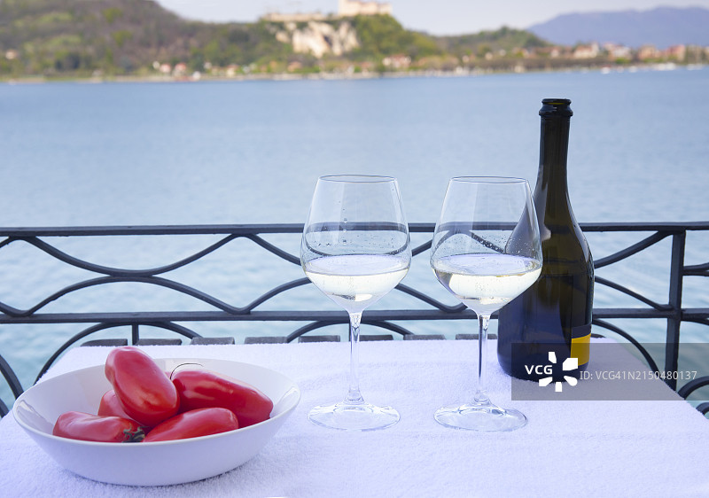 葡萄酒杯和酒瓶图片素材