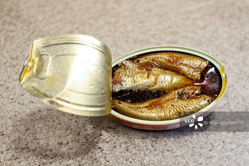 油浸沙丁鱼：经典罐头美味图片素材