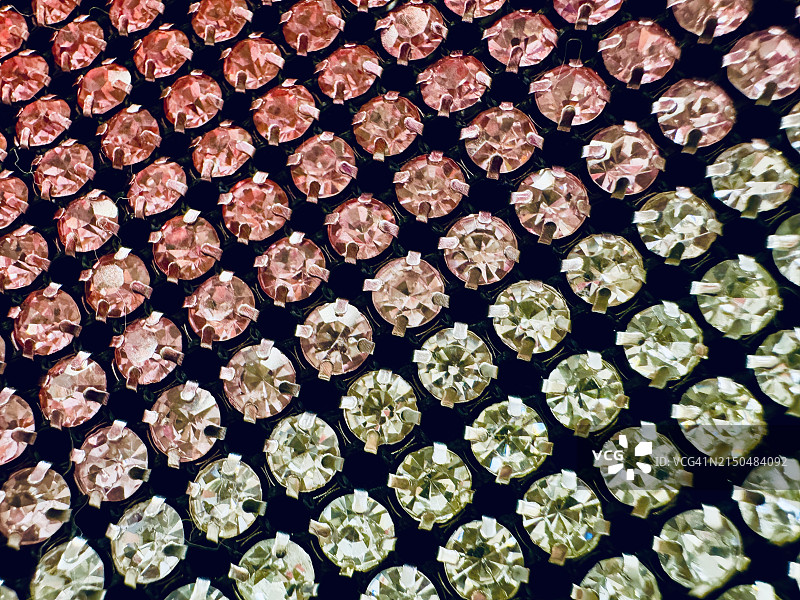 黑色面料上的成排水钻图片素材
