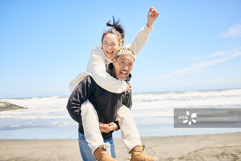 太平洋海浪中旋转的情侣图片素材