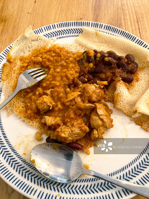 埃塞俄比亚英吉拉面包美食精选：用贝 Berbere 香料、洋葱和大蒜腌制的鸡肉条；红扁豆；芸豆图片素材