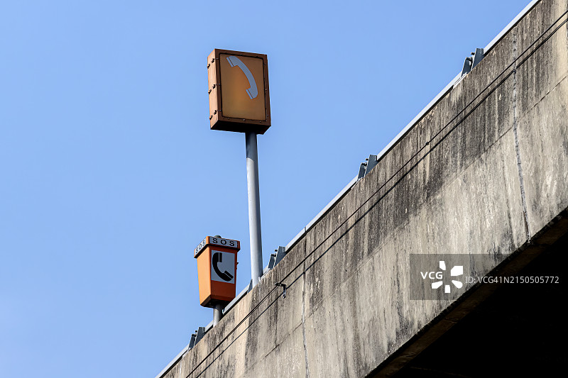 高速公路上的SOS紧急电话图片素材
