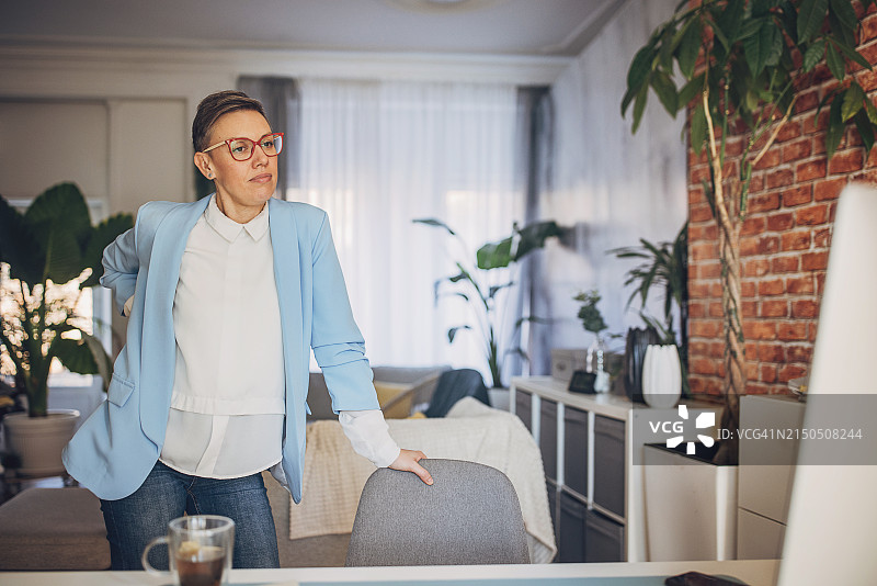 在办公室腰痛的女人图片素材