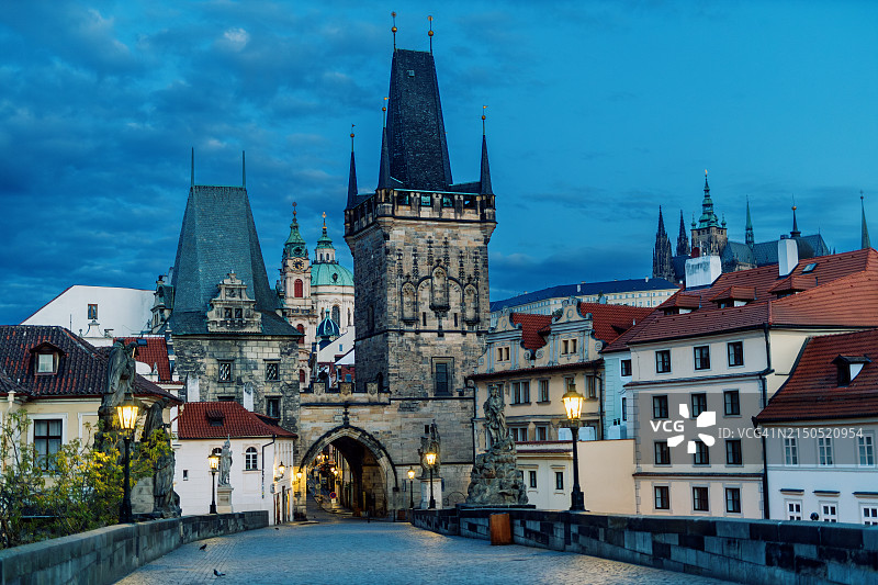 布拉格查理大桥和小城区塔楼图片素材