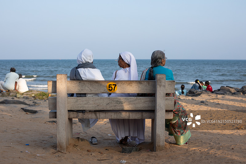 本地治里摄影：海边的妇女图片素材