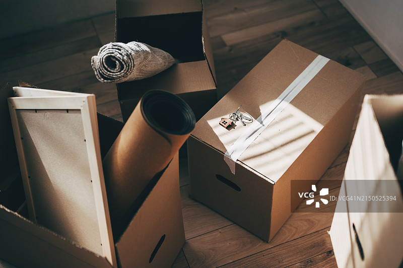 搬家：新房钥匙和装满个人物品的纸箱图片素材