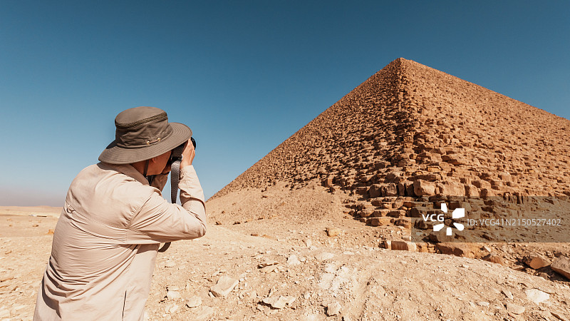摄影师拍摄埃及红色金字塔图片素材
