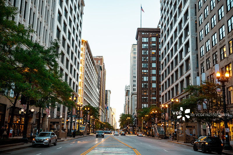 芝加哥城市风貌：汽车、居民、游客，大城市生活，城市全景，日常生活，历史地标，旅游目的地 - 图库照片图片素材