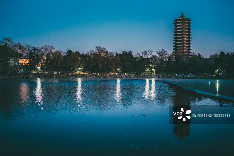 中国北京大学未名湖暮色倒影图片素材