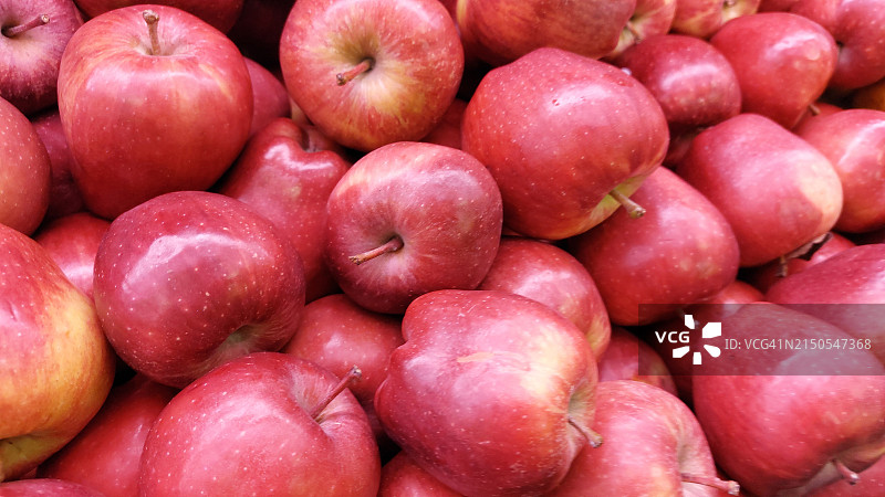 超市里新鲜的红苹果图片素材