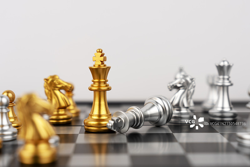 金色和银色国际象棋领导概念图片素材