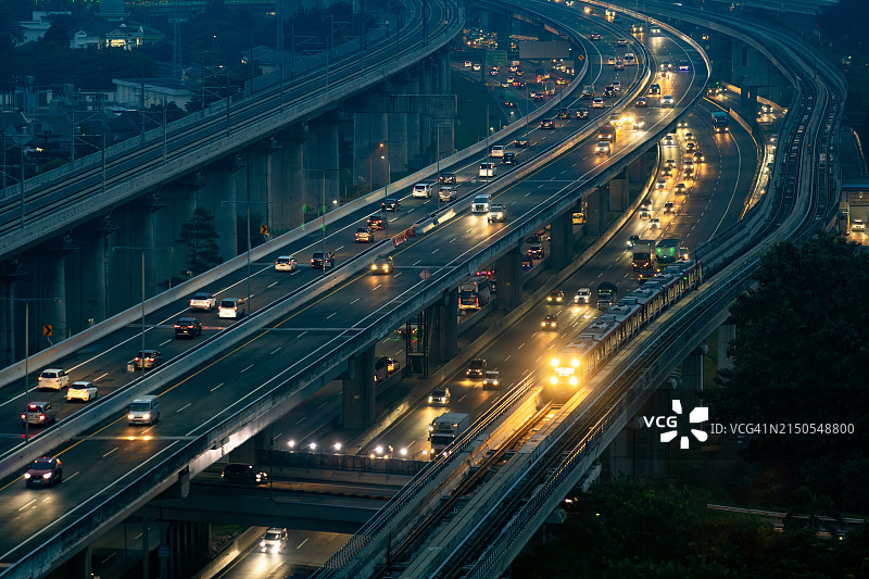 印度尼西亚轻轨列车夜景图片素材