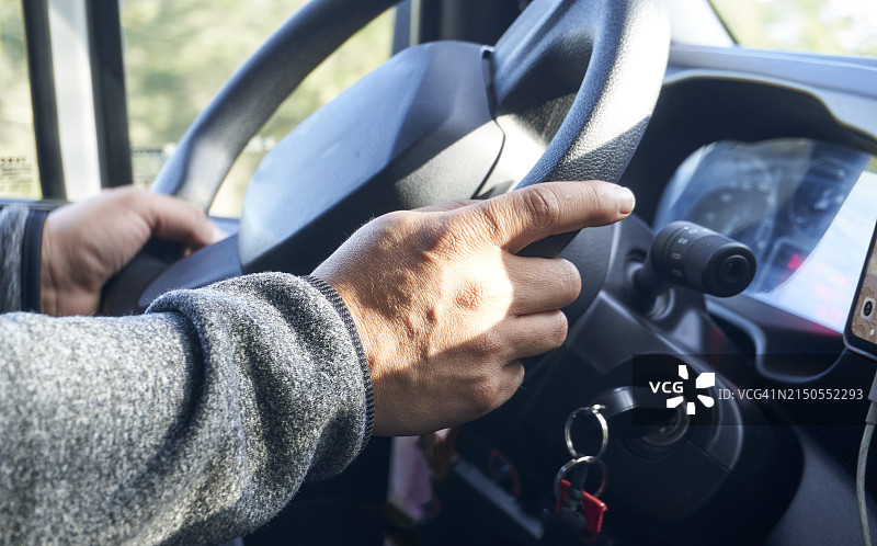 手握方向盘图片素材