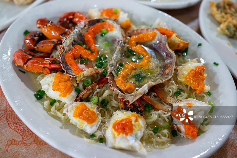 晚餐时食用的清蒸雌性膏蟹图片素材