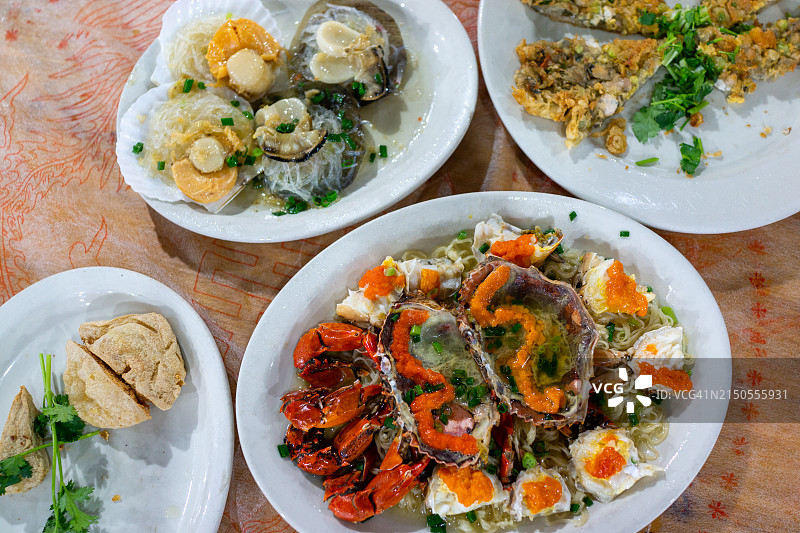 清蒸雌性膏蟹、扇贝和贻贝晚餐图片素材