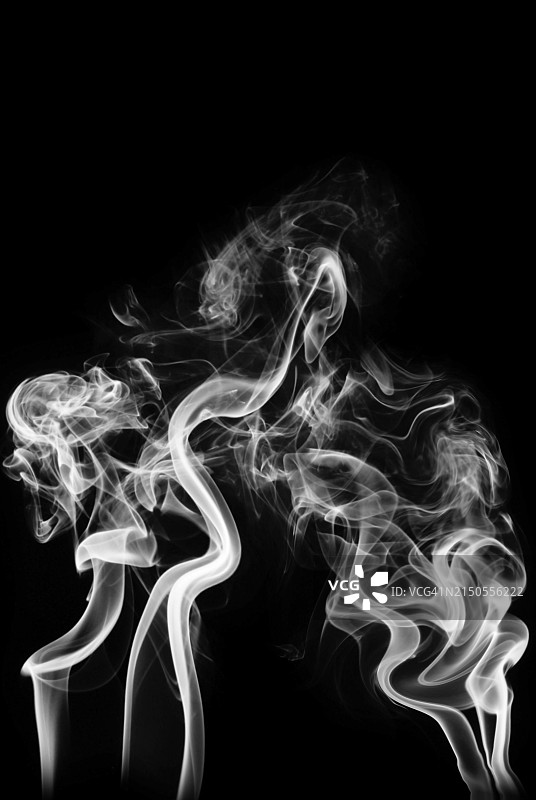 黑色背景上的抽象逼真柔和烟雾图片素材