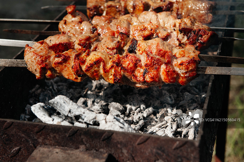 院子里烤架上烤的猪肉或牛肉烤肉串图片素材