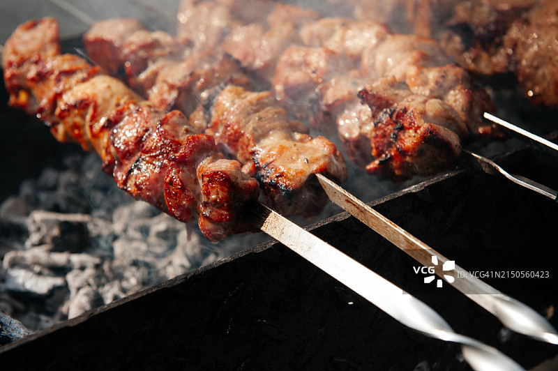 院子里烤架上烤的猪肉或牛肉烤肉串图片素材