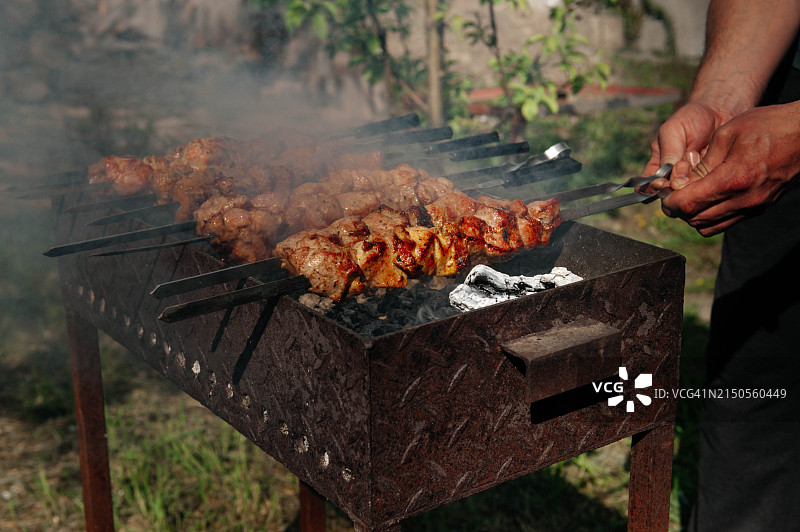 院子里烤架上烤的猪肉或牛肉烤肉串图片素材