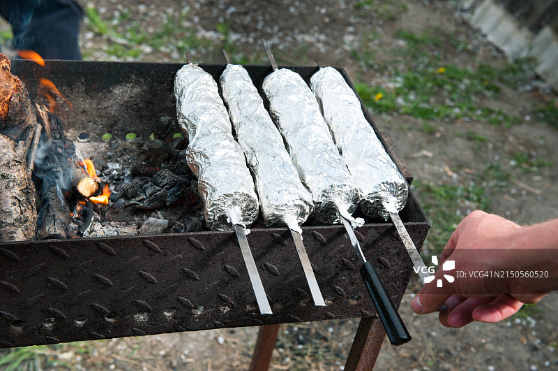 锡纸包裹的炭火烧烤图片素材