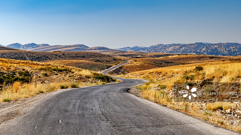 黎巴嫩山区蜿蜒的道路，北部省图片素材