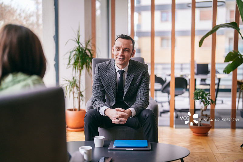 商务人士与一位女士进行面试图片素材