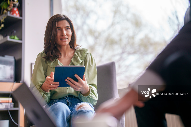 商务人士与一位女士进行面试图片素材