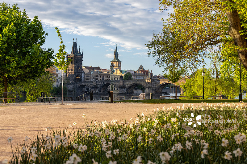 春日布拉格查理大桥和河畔盛开的鲜花图片素材
