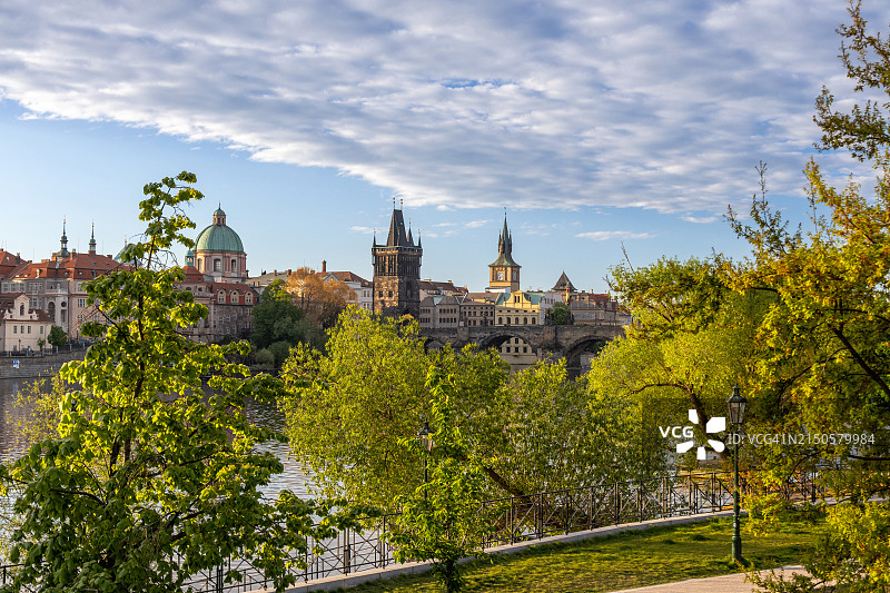 布拉格天际线和查理大桥的春日景色图片素材