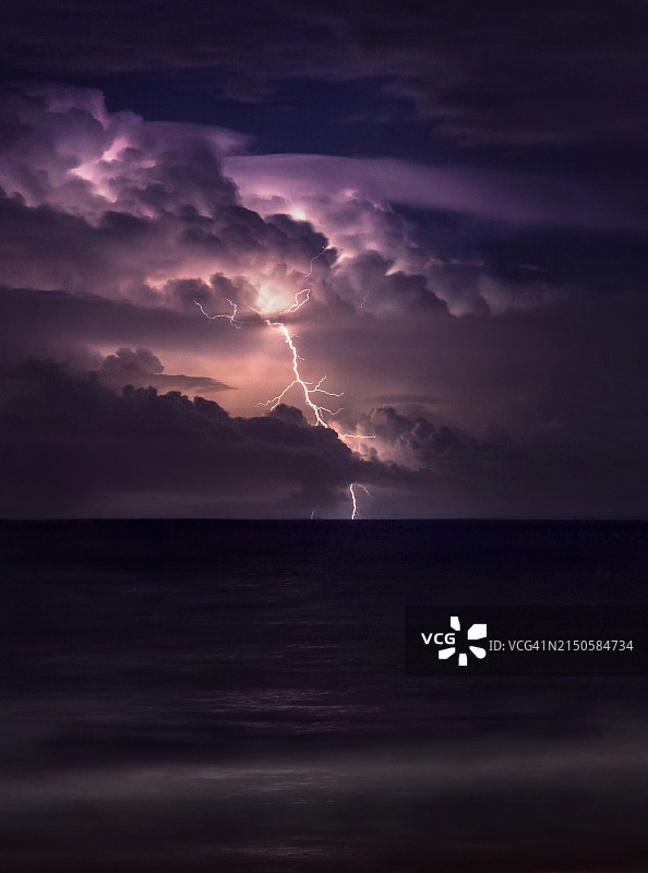 闪电落在海面上图片素材