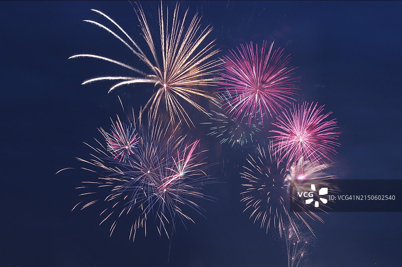 深蓝色天空中的绚丽烟花图片素材