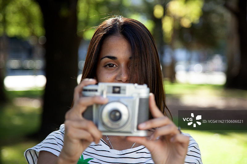 女人用旧相机拍照图片素材