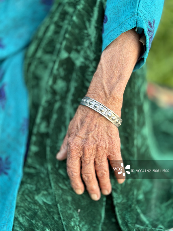 老妇人手部特写图片素材