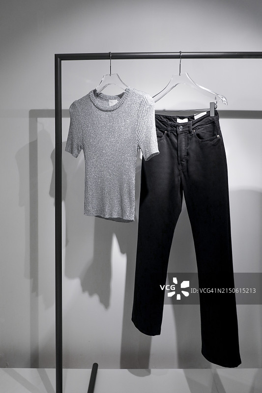 黑白优雅针织套装图片素材