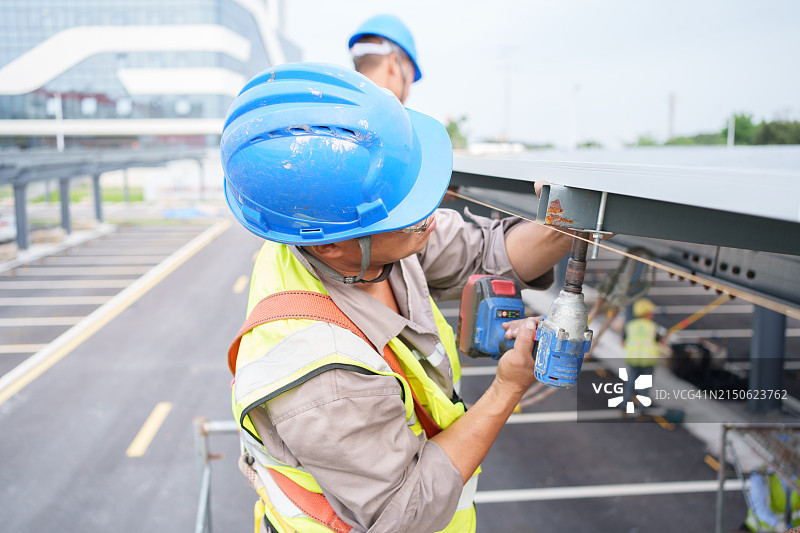 安装停车棚的工人图片素材