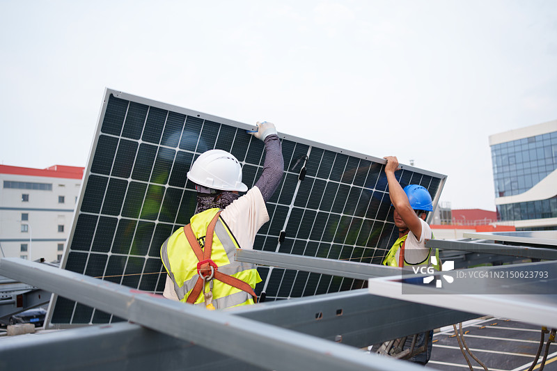 移动的太阳能电池板图片素材