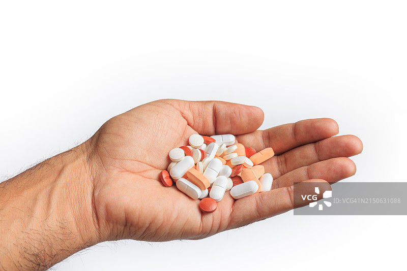 手中的药丸和药物，白色背景。药物过量概念图片素材
